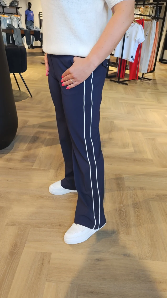 Triple nine Navy met bies