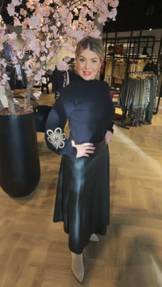 Triple Nine Embrodery bloem trui zwart