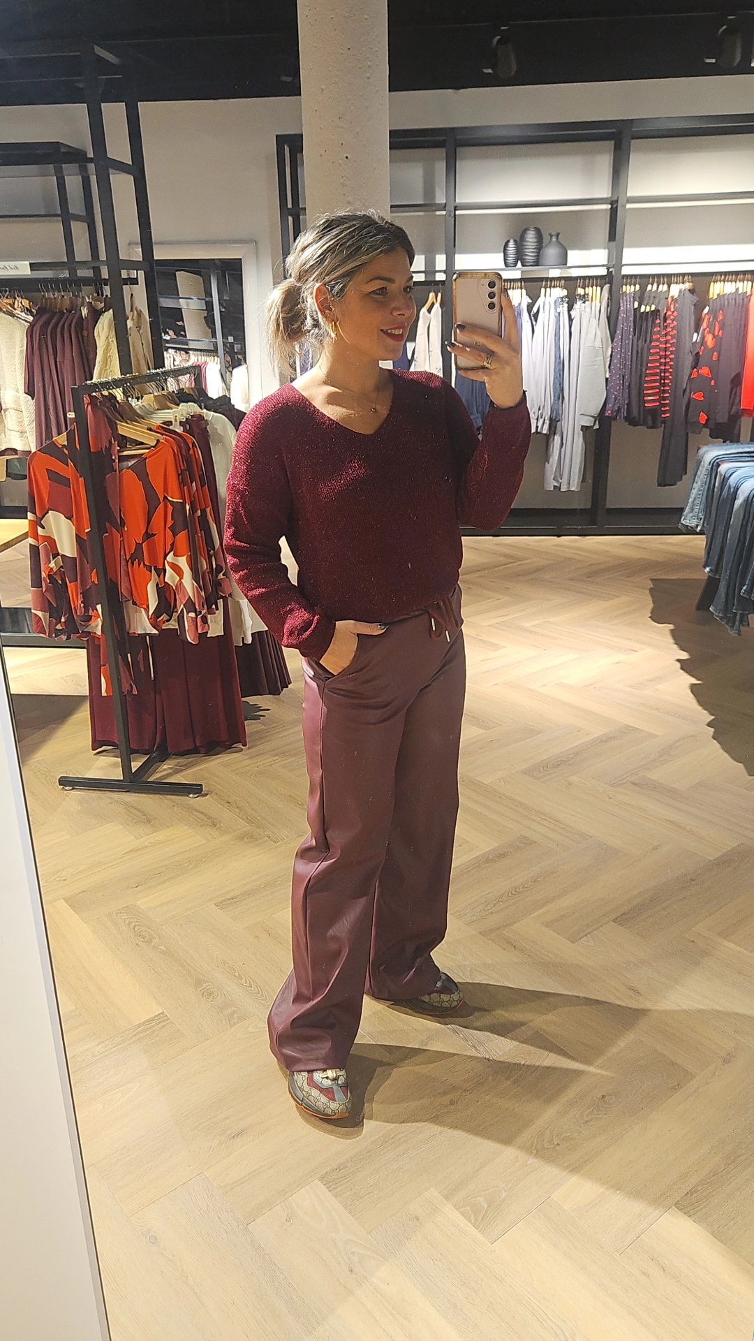 Senorita glitter top met vhals bordeau - Afbeelding 2