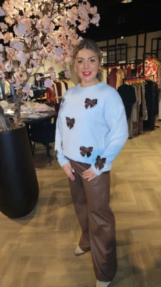 Senorita trui met strikjes licht blauw